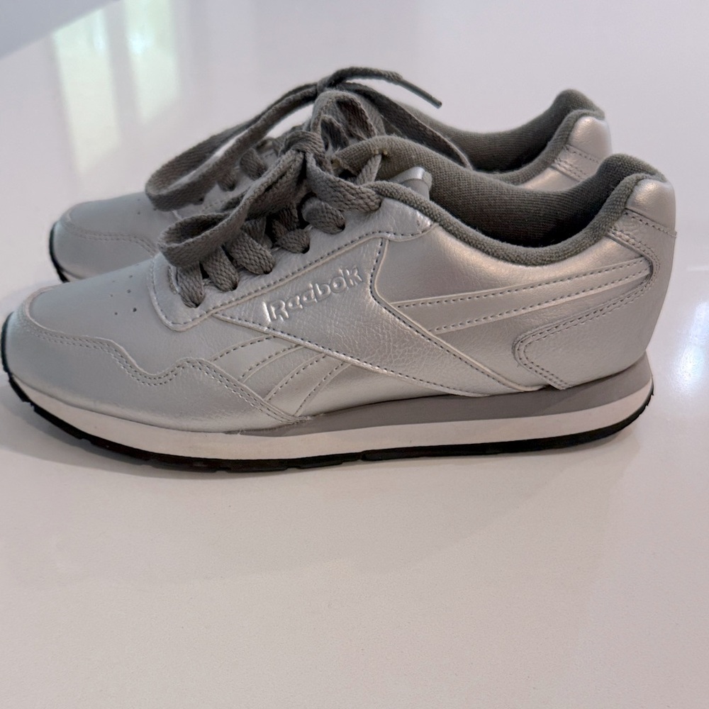 Reebok Classic Royal Glide women's leather trainer in silver.